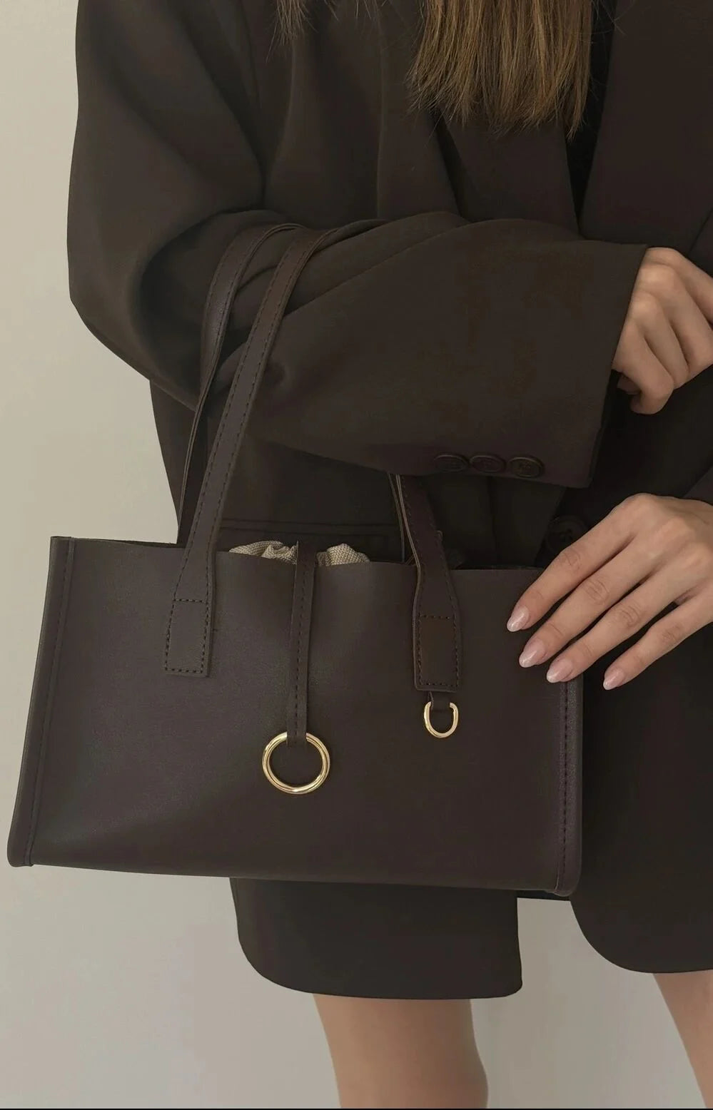 Sac calina كلاسيكي 🖤و فخم🌟 مع حزام طويل و بوشات مغلقة✨