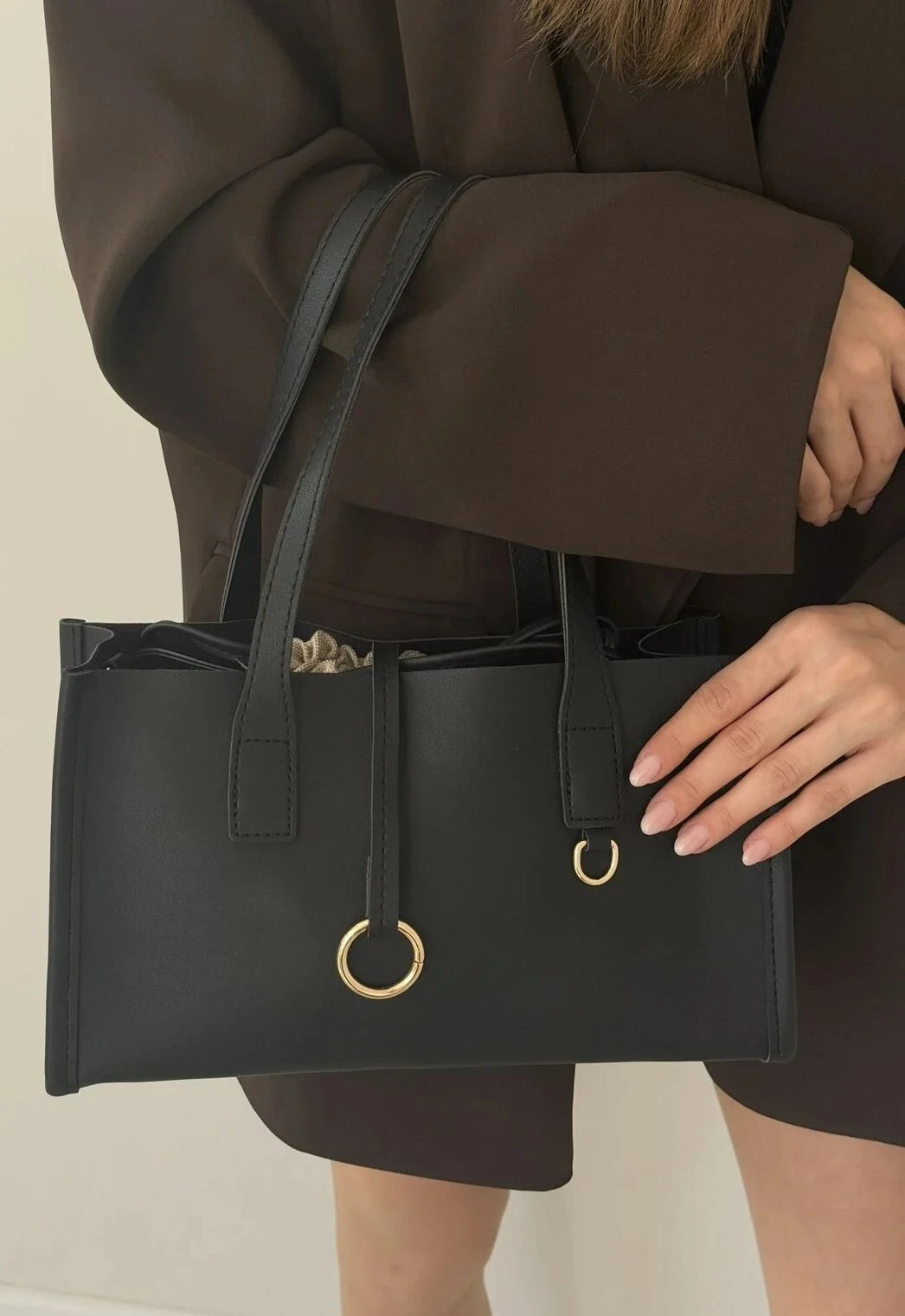 Sac calina كلاسيكي 🖤و فخم🌟 مع حزام طويل و بوشات مغلقة✨