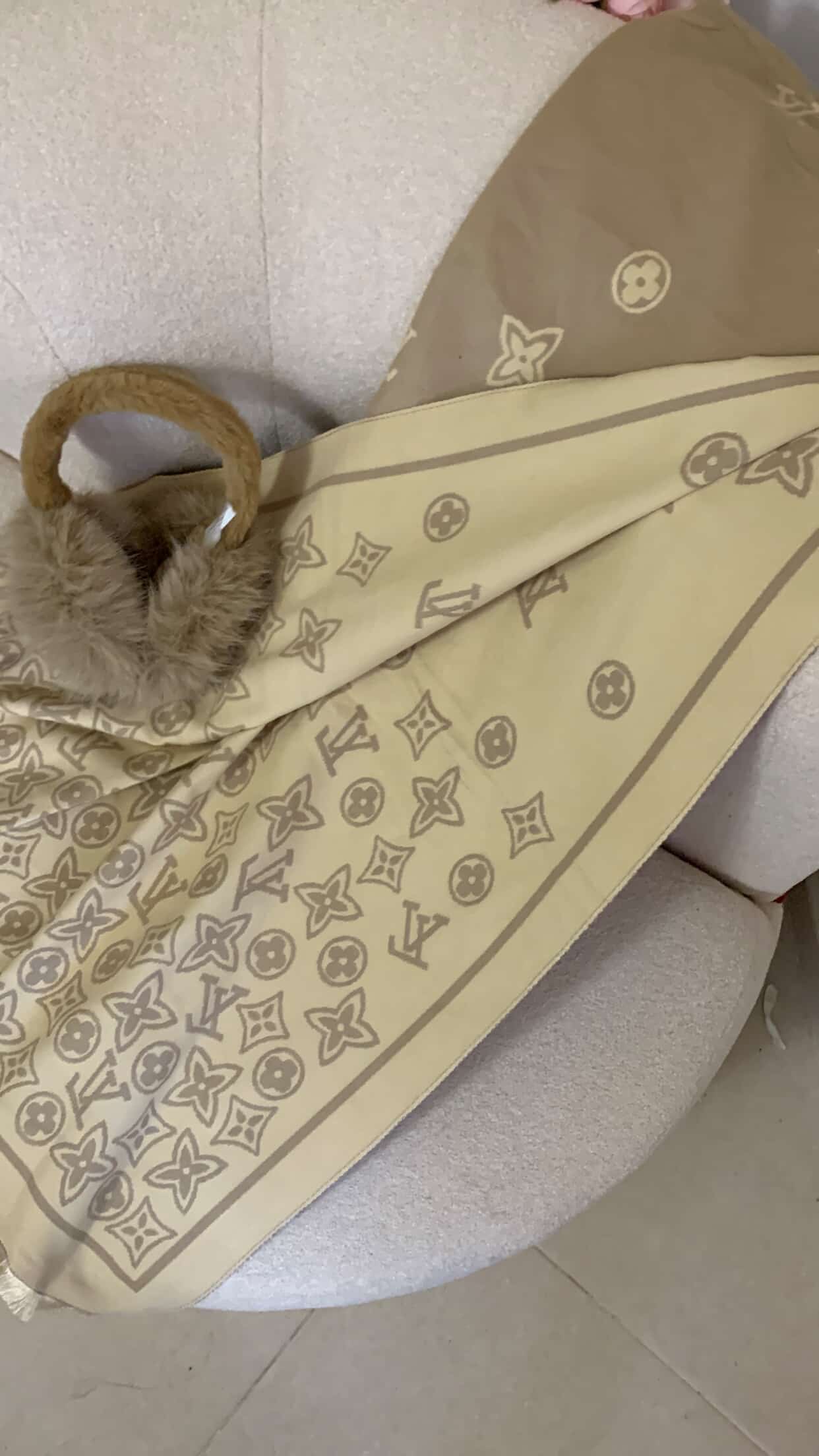 Echarpe Lou is  vuitton