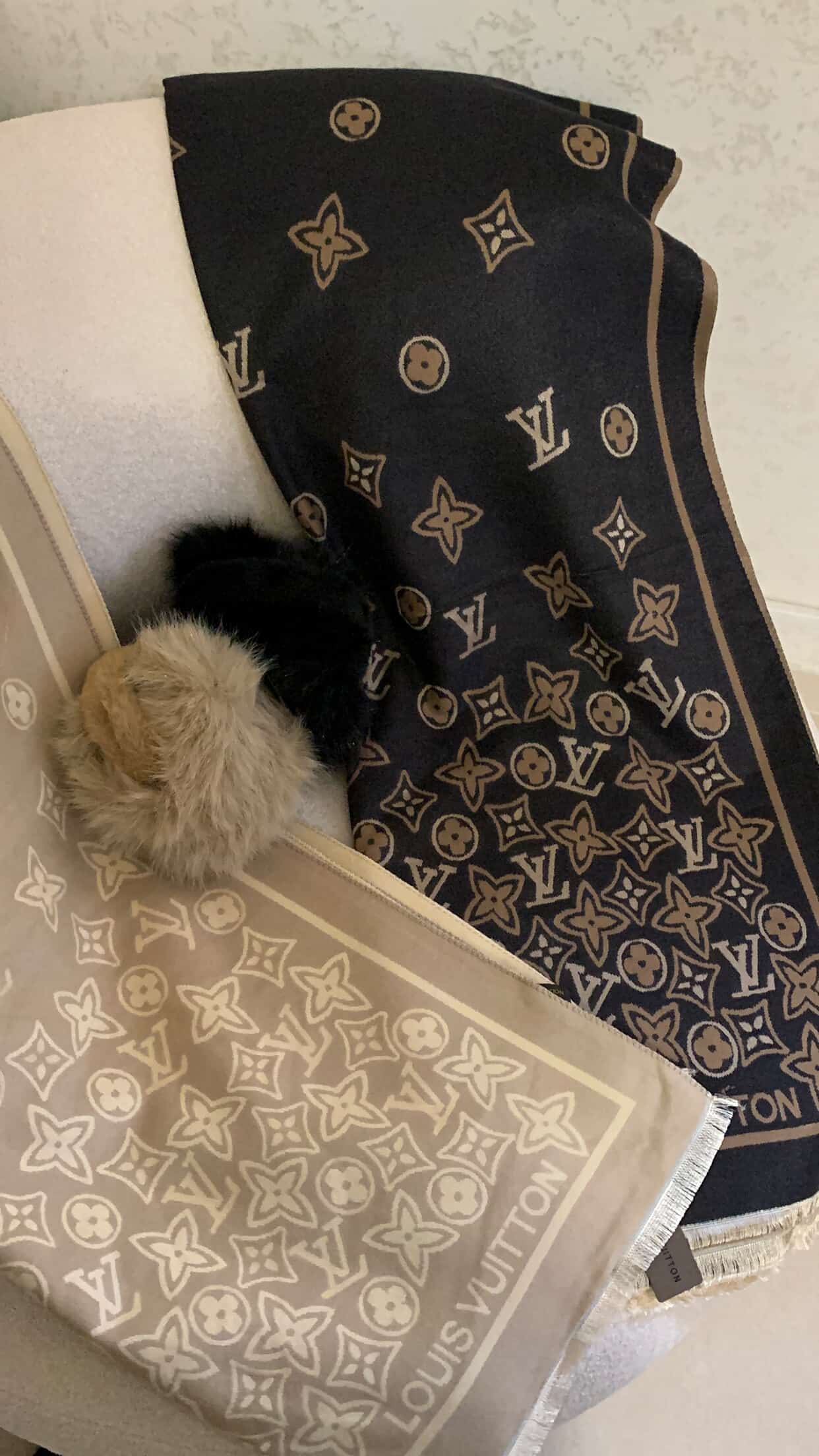 Echarpe Lou is  vuitton