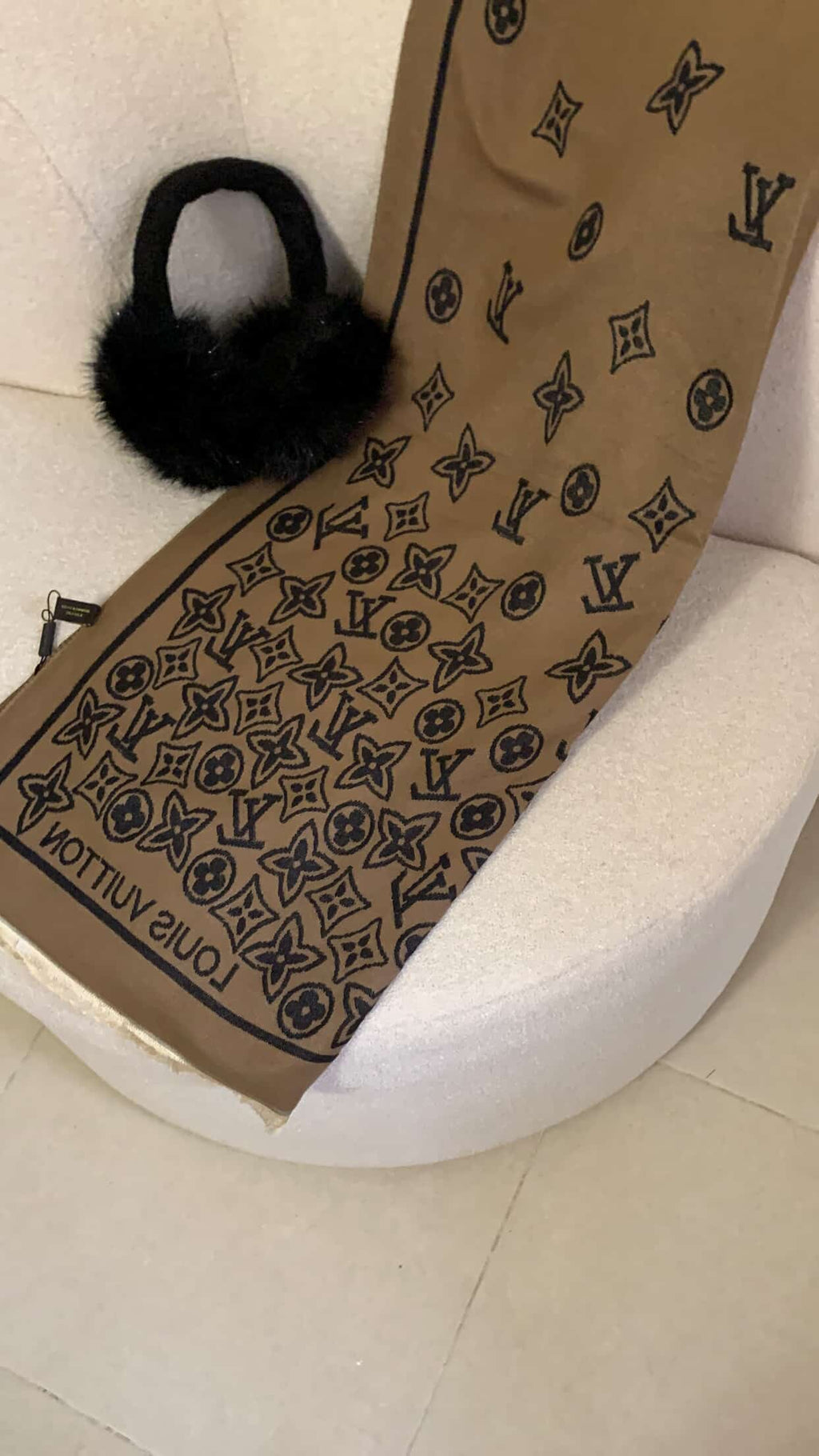 Echarpe Lou is  vuitton