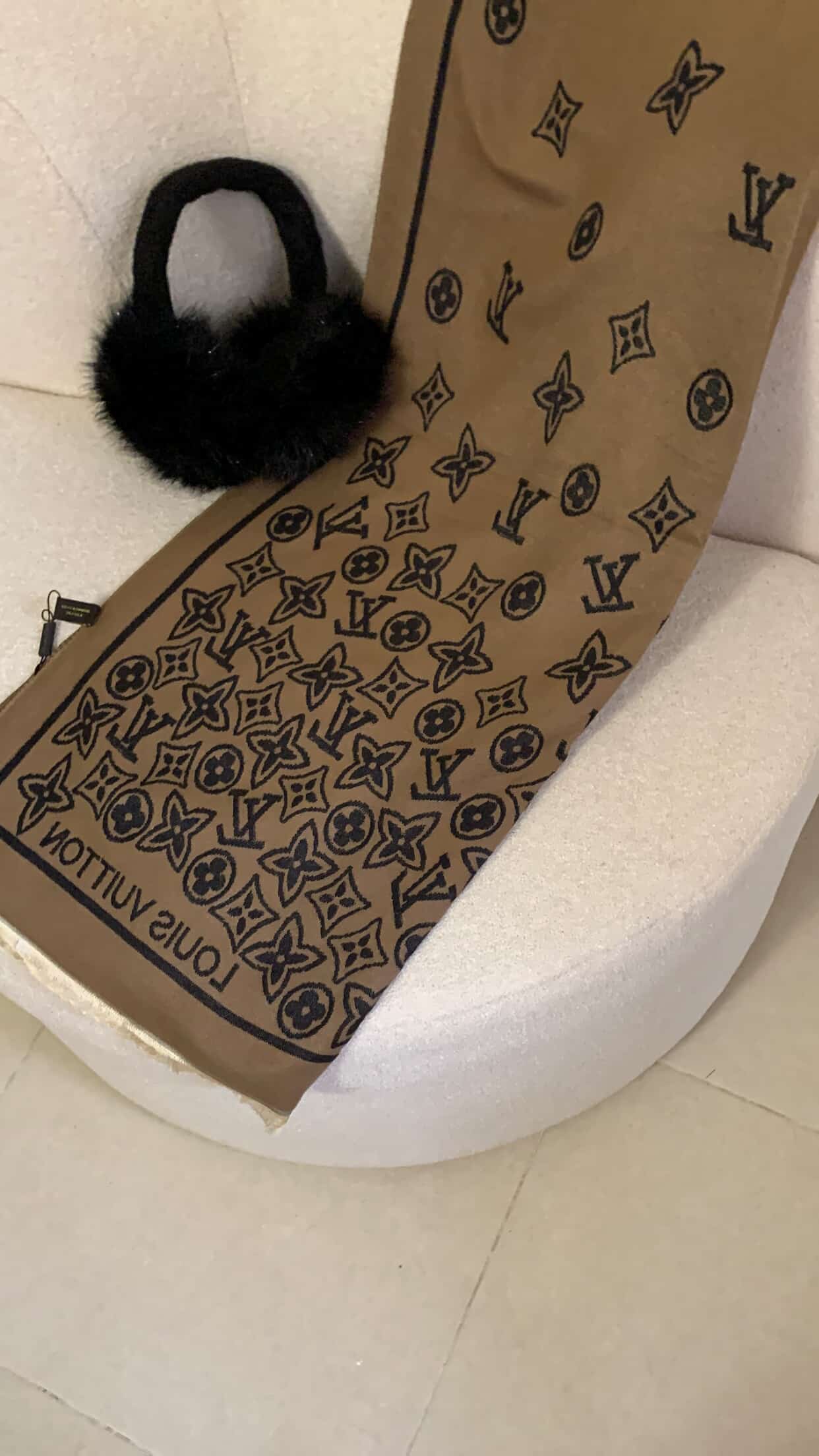 Echarpe Lou is  vuitton