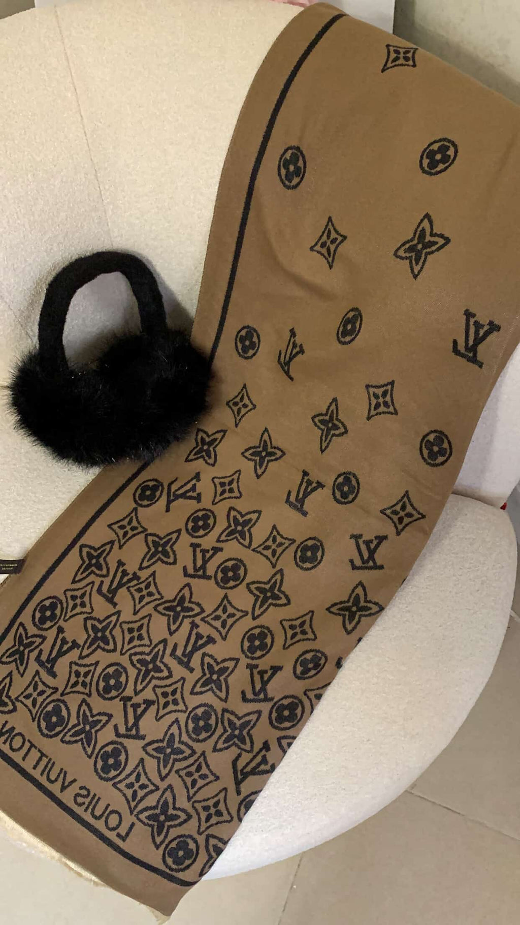 Echarpe Lou is  vuitton