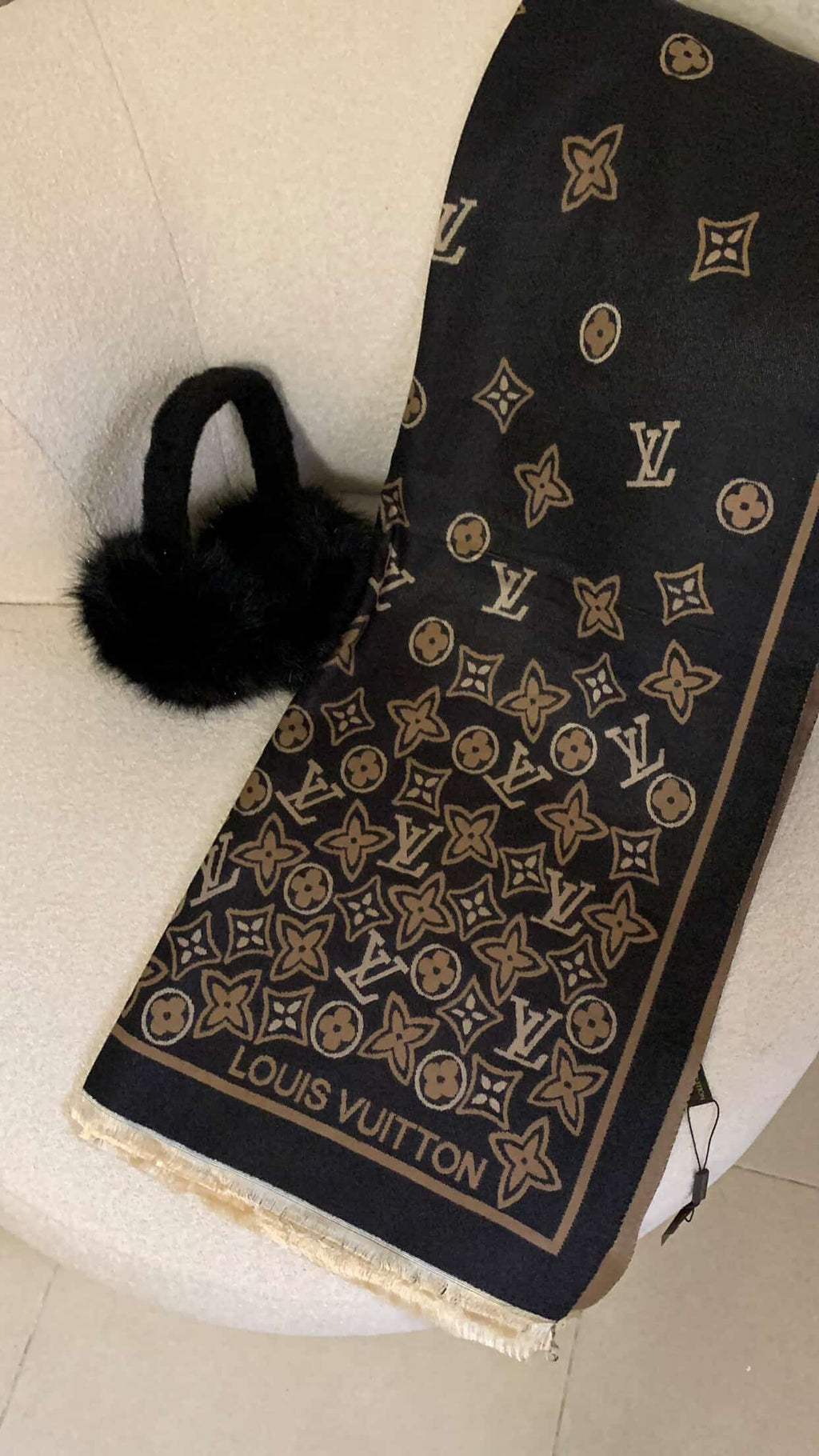 Echarpe Lou is  vuitton