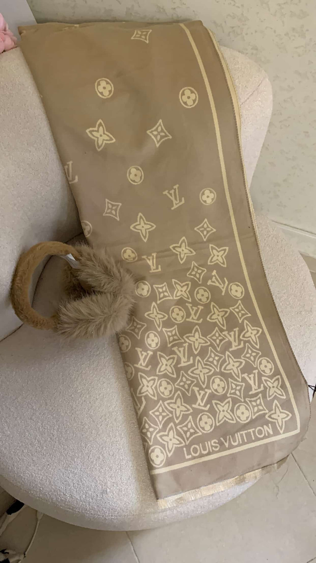 Echarpe Lou is  vuitton