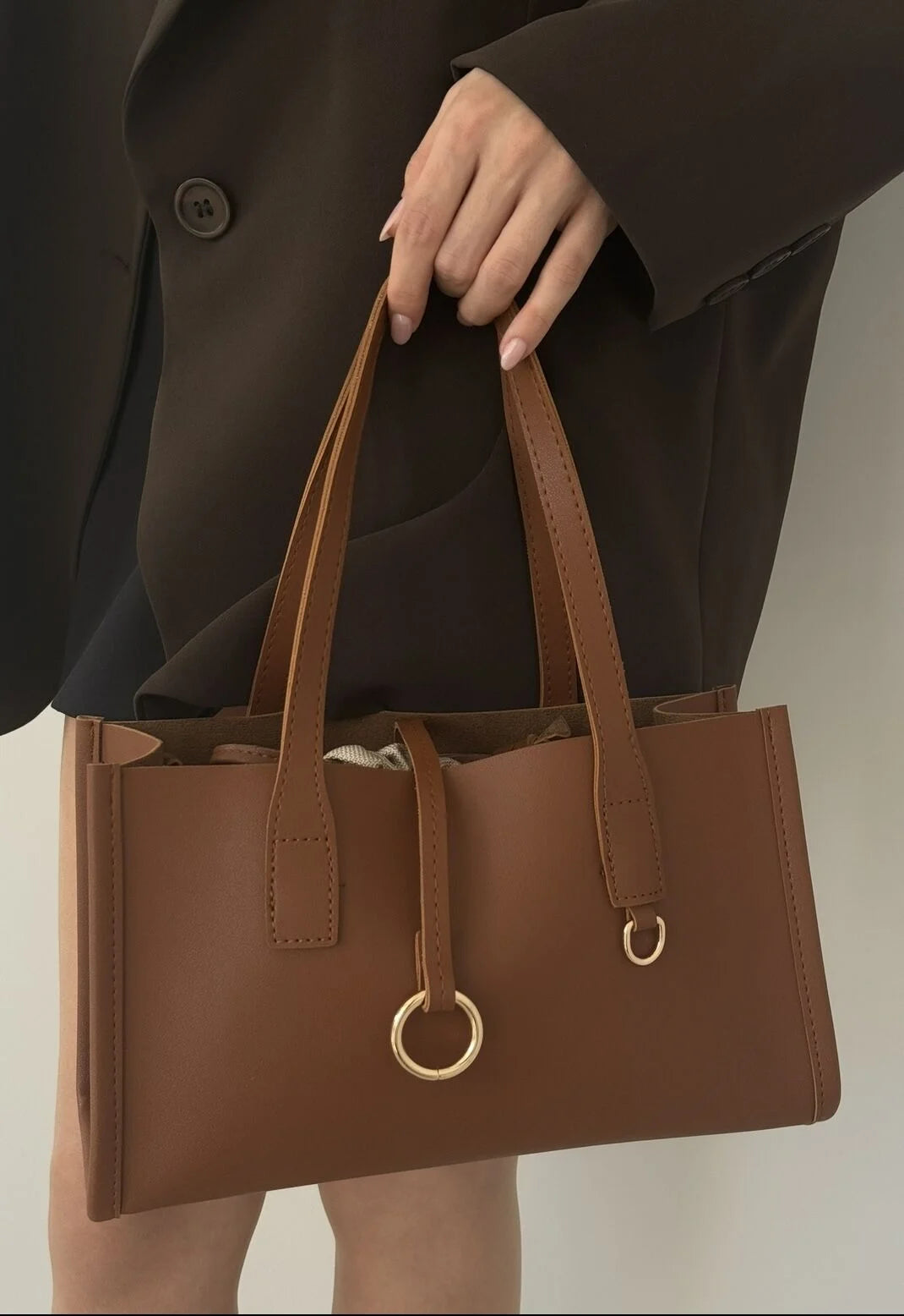 Sac calina كلاسيكي 🖤و فخم🌟 مع حزام طويل و بوشات مغلقة✨