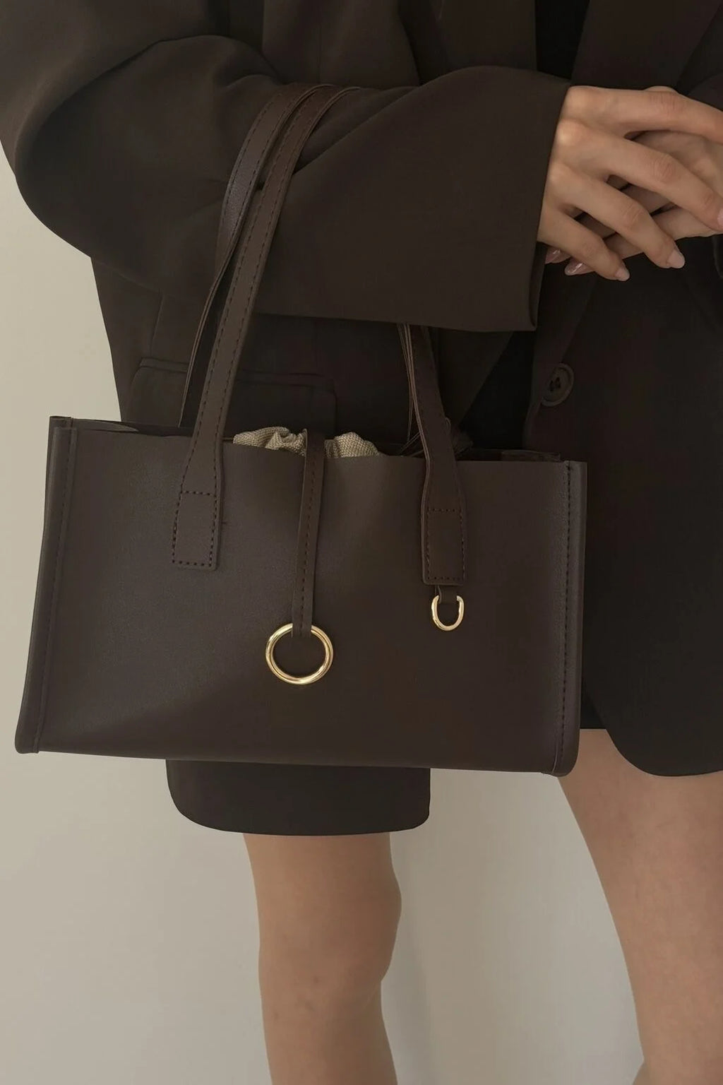 Sac calina كلاسيكي 🖤و فخم🌟 مع حزام طويل و بوشات مغلقة✨