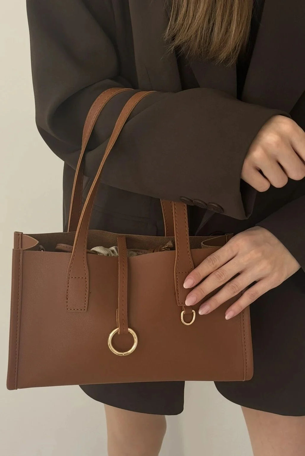 Sac calina كلاسيكي 🖤و فخم🌟 مع حزام طويل و بوشات مغلقة✨