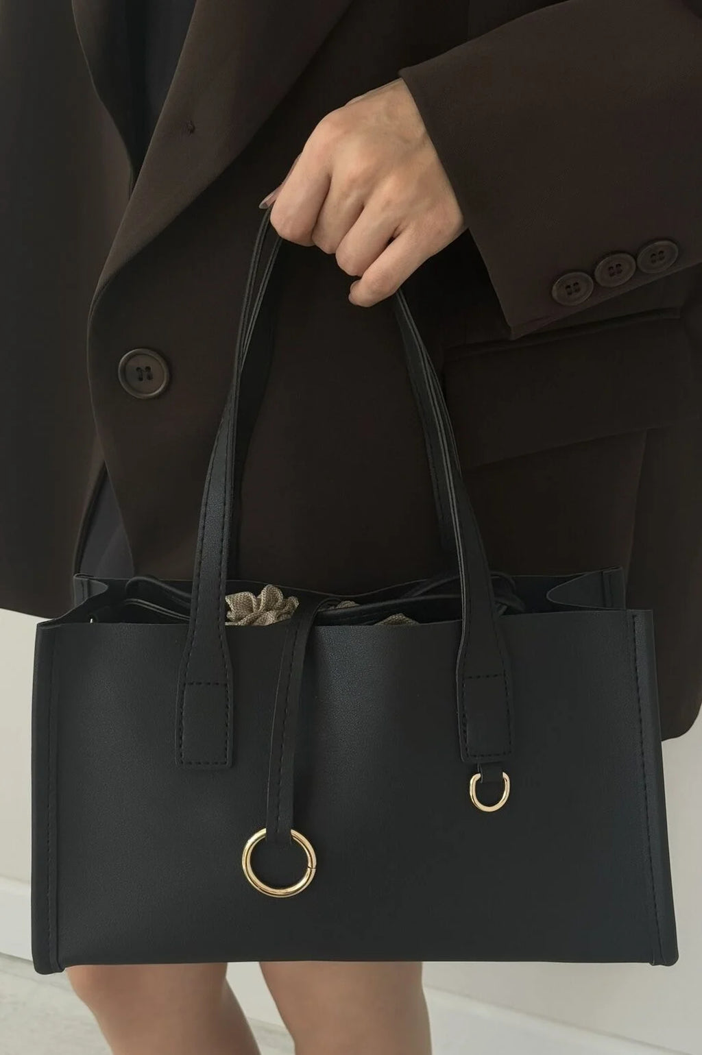 Sac calina كلاسيكي 🖤و فخم🌟 مع حزام طويل و بوشات مغلقة✨